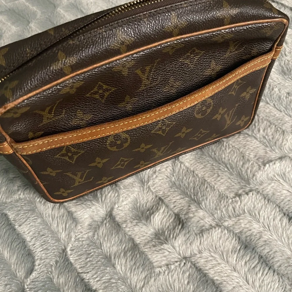 LOUIS VUITTON Monogram Compiegne 23 Clutch Bag - Picture 2 of 16